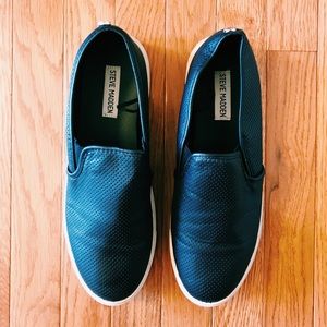 STEVE MADDEN • EVREST BLACK PERFORATED SLIP-ON